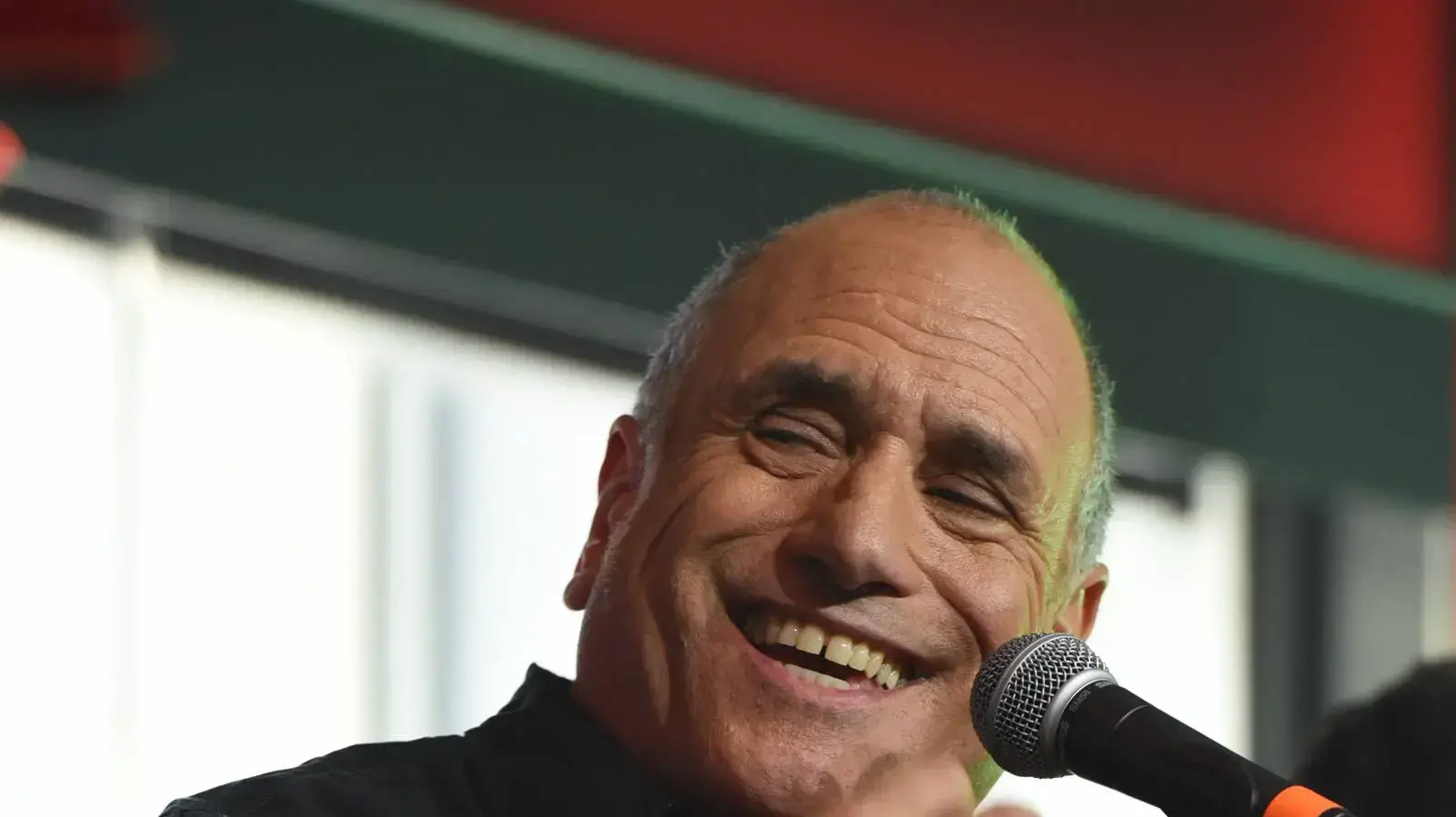 דויד ברוזה בהופעה באולפן השקוף