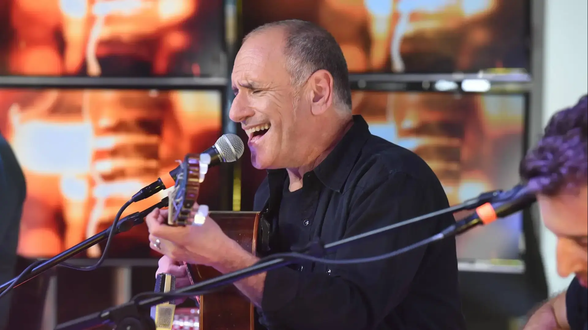 דויד ברוזה בהופעה באולפן השקוף