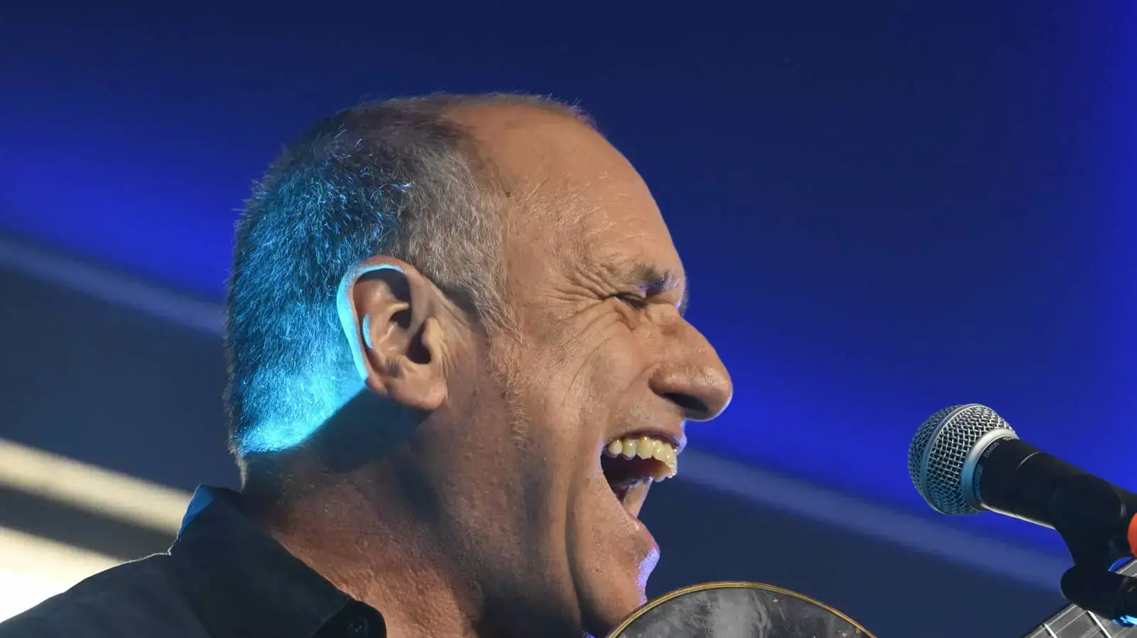 דויד ברוזה בהופעה באולפן השקוף