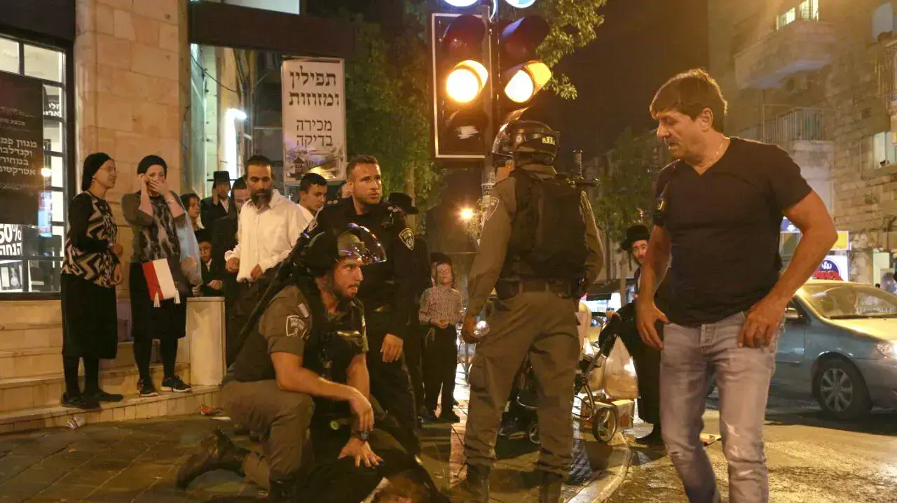 מאות חרדים מפגינים בכיכר השבת בירושלים ובבית שמש במחאה על מעצר של עריק חרדי, 18 באוגוסט 2016 מאות חרדים מפגינים בכיכר השבת בירושלים ובבית שמש במחאה על מעצר של עריק חרדי, 18 באוגוסט 2016