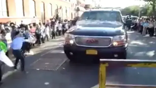 ילדים בחסידות סאטמר בניו יורק משליכים ביצים על "רכב ראש הממשלה", ניו יורק, אוגוסט 2016