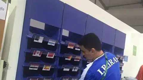 מאמן ההיאבקות האיראני מוחמד בנא מזיז את דגל ישראל, אולימפיאדת ריו 2016