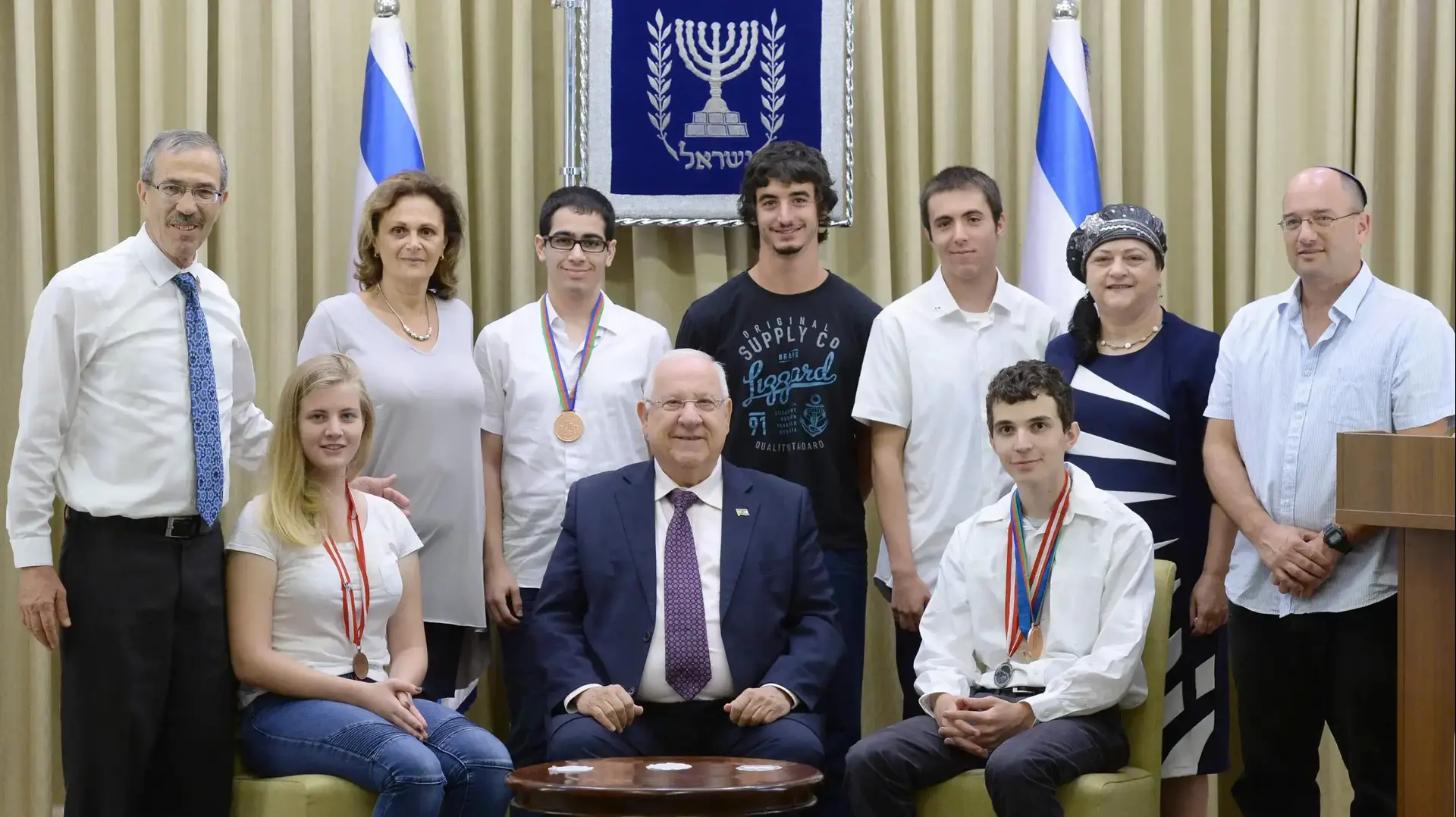 נשיא המדינה ראובן ריבלין עם זוכי מדליות הכסף והארד באולימפיאדה בכימיה, 21 באוגוסט 2016 נשיא המדינה ראובן ריבלין עם זוכי מדליות הכסף והארד באולימפיאדה בכימיה, 21 באוגוסט 2016