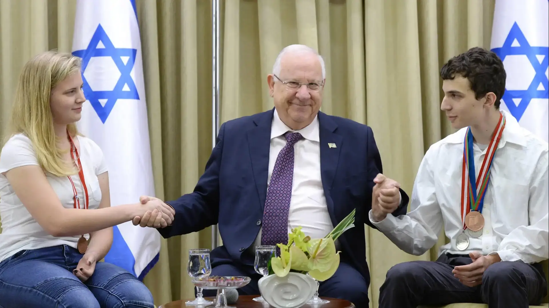 נשיא המדינה ראובן ריבלין עם זוכי מדליות הכסף והארד באולימפיאדה בכימיה, 21 באוגוסט 2016 נשיא המדינה ראובן ריבלין עם זוכי מדליות הכסף והארד באולימפיאדה בכימיה, 21 באוגוסט 2016