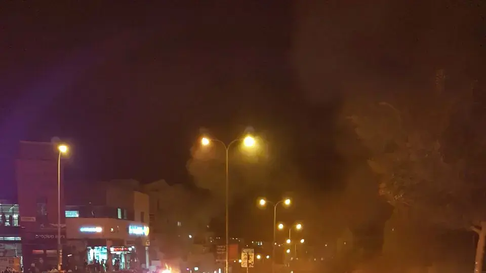 שריפת פחי אשפה בהפגנת חרדים בבית שמש נגד מעצר עריק שמשתמט בצה"ל, 21 באוגוסט 2016 שריפת פחי אשפה בהפגנת חרדים בבית שמש נגד מעצר עריק שמשתמט בצה"ל, 21 באוגוסט 2016