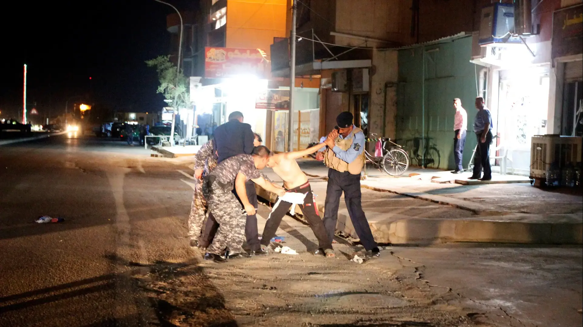 שוטרים עיראקים מפרקים חגורת נפץ בקירקוק שוטרים עיראקים מפרקים חגורת נפץ בקירקוק