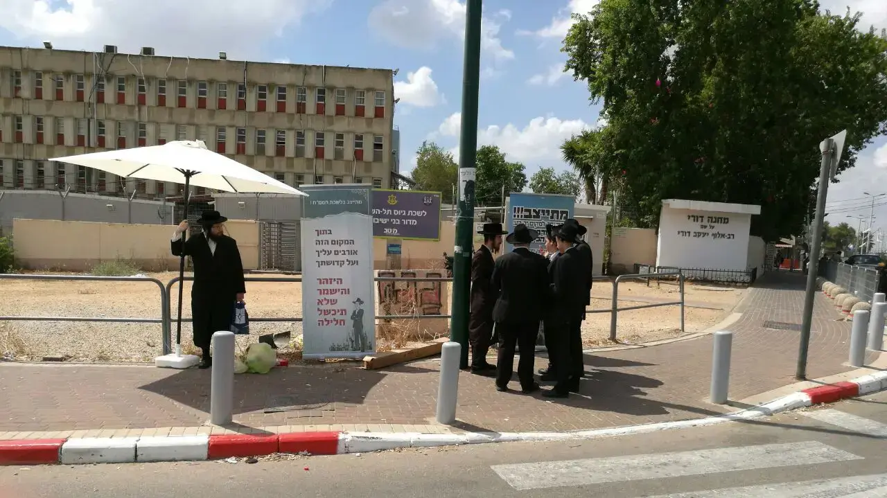 חרדים בכניסה לבסיס הקליטה והמיון תל השומר מנסים למנוע מתלמידי ישיבה להתגייס לצה"ל, 22 באוגוסט 2016 חרדים בכניסה לבסיס הקליטה והמיון תל השומר מנסים למנוע מתלמידי ישיבה להתגייס לצה"ל, 22 באוגוסט 2016