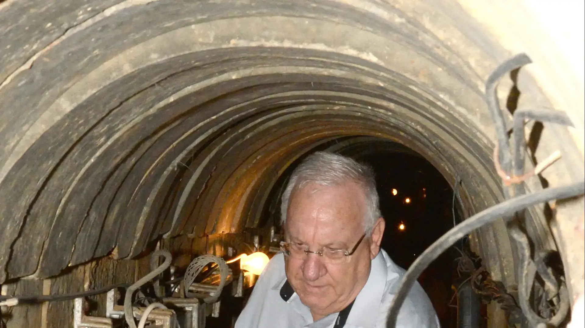 נשיא המדינה ראובן ריבלין בתוך מנהרה במהלך סיור בעוטף עזה. 23 באוגוסט 2016 נשיא המדינה ראובן ריבלין בתוך מנהרה במהלך סיור בעוטף עזה. 23 באוגוסט 2016