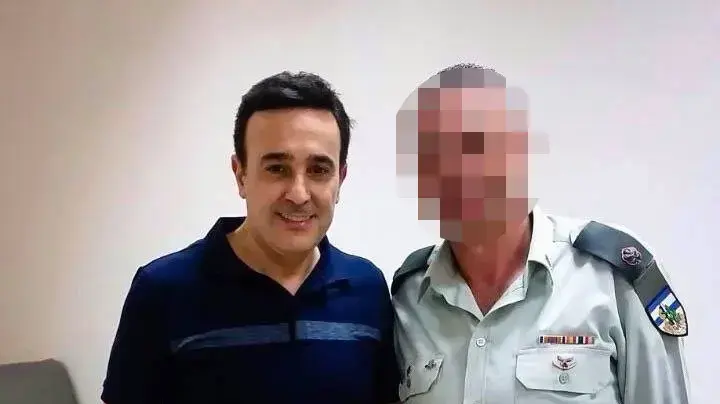 הזמר התוניסאי סאבר א-רבאעי בתמונה עם קצין מהמנהל האזרחי לפני הופעתו בעיר רוואבי שבגדה, אוגוסט 2016