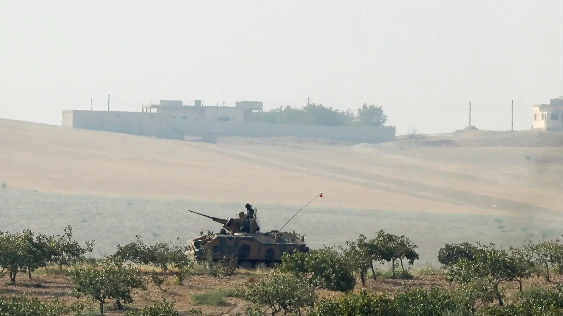 טנקים של צבא טורקיה בסמוך לגבול סוריה-טורקיה, אוגוסט 2016