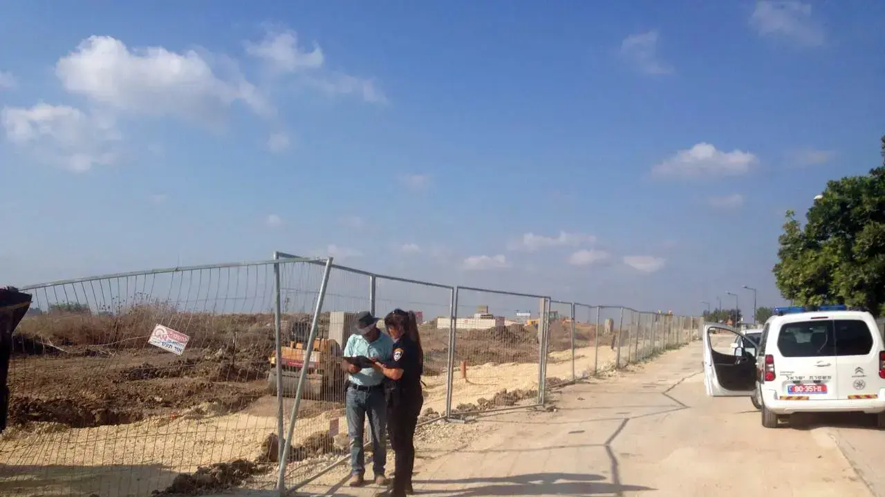 פועל נפצע קשה באתר עבודה, רחוב צה"ל, גן יבנה. אוגוסט 2016 פועל נפצע קשה באתר עבודה, רחוב צה"ל, גן יבנה. אוגוסט 2016