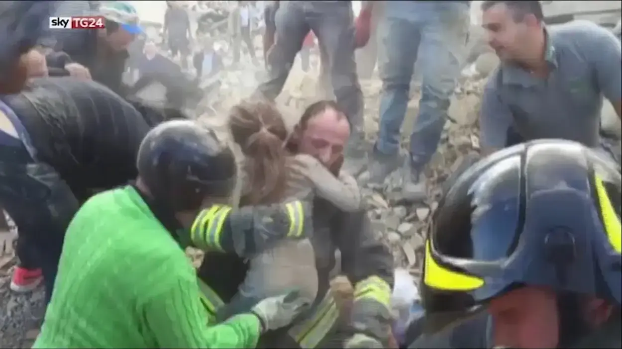 חילוץ ילדה בת 10 מהריסות רעידת האדמה באיטליה חילוץ ילדה בת 10 מהריסות רעידת האדמה באיטליה