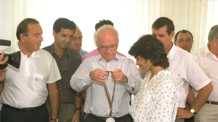 יעל ארד בקבלת פנים של ראש הממשלה יצחק רבין לאחר שזכתה במדליית הארד באולימפיאדת ברצלונה יעל ארד בקבלת פנים של ראש הממשלה יצחק רבין לאחר שזכתה במדליית הארד באולימפיאדת ברצלונה
