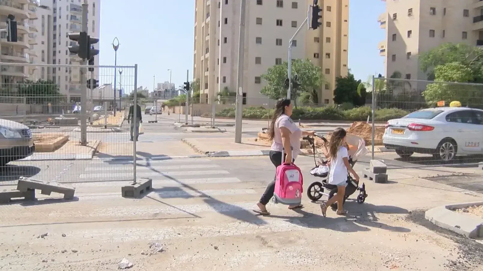 שירן מימוני מחולון ואמה הדס מוחות על כך ששירן נשלחה לבית ספר המרוחק ממקום מגוריה, אוגוסט 2016 שירן מימוני מחולון ואמה הדס מוחות על כך ששירן נשלחה לבית ספר המרוחק ממקום מגוריה, אוגוסט 2016