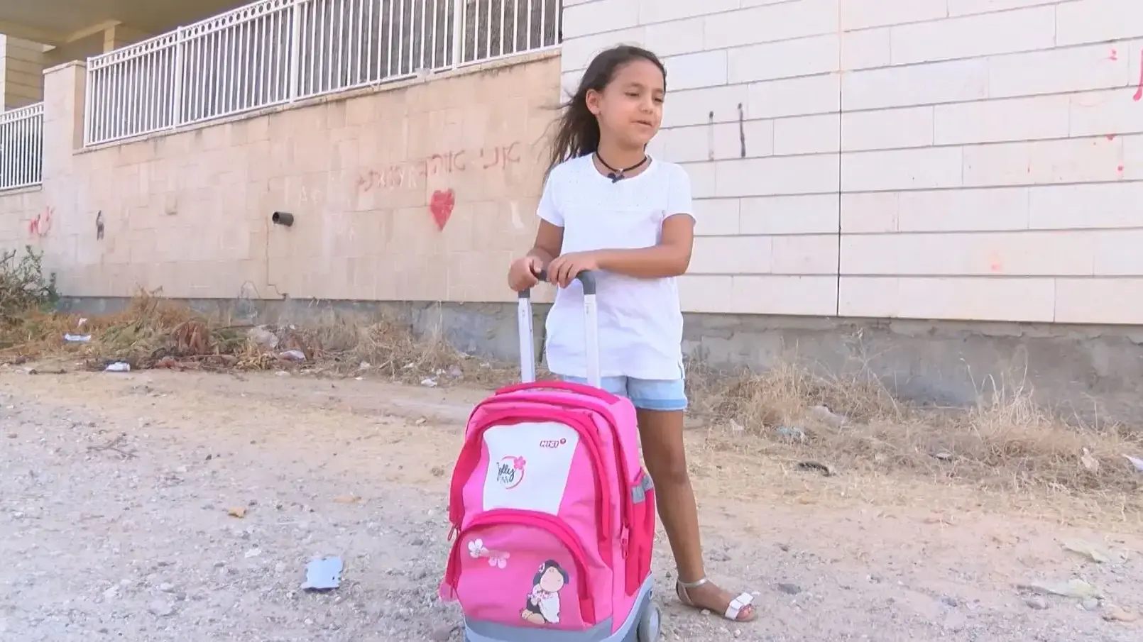 שירן מימוני מחולון ואמה הדס מוחות על כך ששירן נשלחה לבית ספר המרוחק ממקום מגוריה, אוגוסט 2016 שירן מימוני מחולון ואמה הדס מוחות על כך ששירן נשלחה לבית ספר המרוחק ממקום מגוריה, אוגוסט 2016