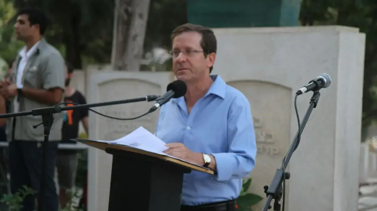 יצחק הרצוג באירוע לציון 72 שנה לפטירתו של ברל כצנלסון, בית העלמין כנרת. אוגוסט 2016 יצחק הרצוג באירוע לציון 72 שנה לפטירתו של ברל כצנלסון, בית העלמין כנרת. אוגוסט 2016