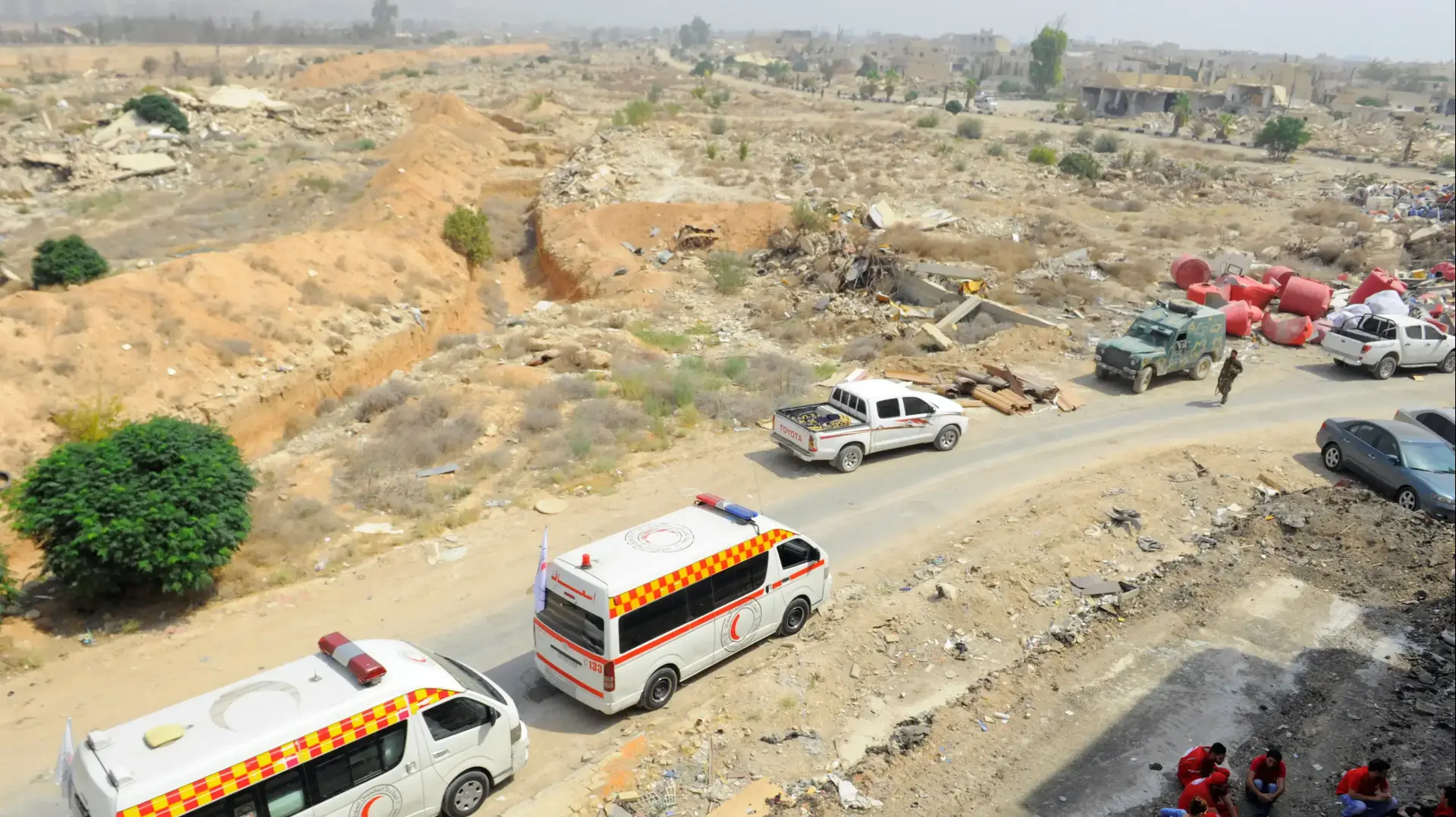 רכבים של הצלב האדום בעיירה דאריאה, סוריה, 26 באוגוסט 2016