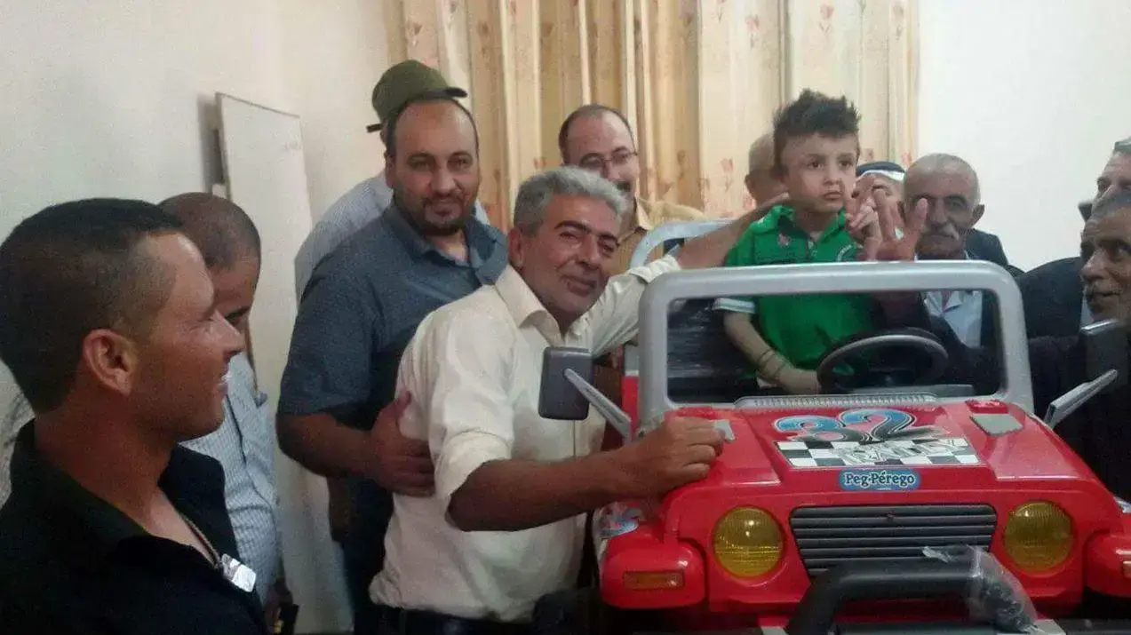 הילד אחמד דוואבשה בביקור בבית ההרוס של משפחת מחבל בכפר דיר סאמת שליד חברון, אוגוסט 2016 הילד אחמד דוואבשה בביקור בבית ההרוס של משפחת מחבל בכפר דיר סאמת שליד חברון, אוגוסט 2016