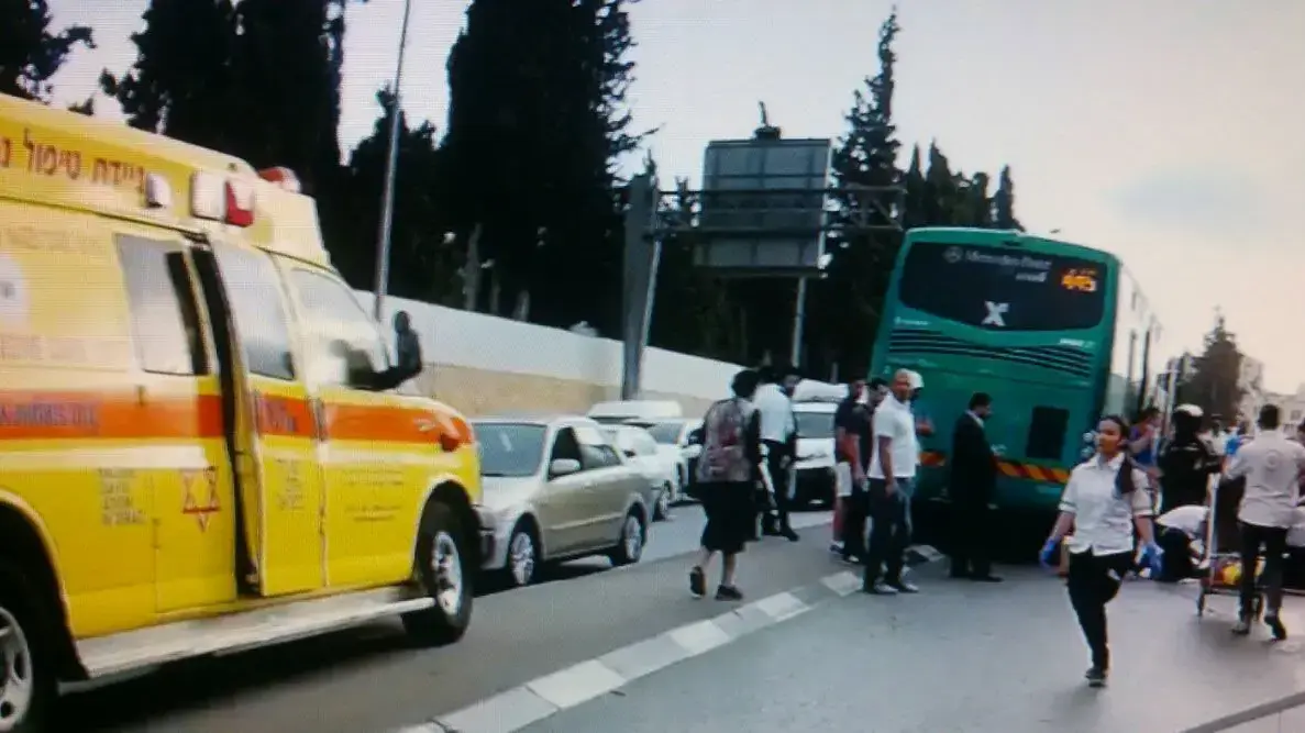 הולך רגל נפצע מפגיעת אוטובוס, סמוך לצומת בר אילן, ירושלים. אוגוסט 2016 הולך רגל נפצע מפגיעת אוטובוס, סמוך לצומת בר אילן, ירושלים. אוגוסט 2016