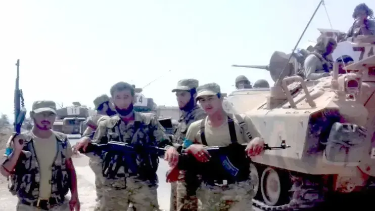 מורדים סורים לצד טנק של צבא טורקיה בעיירה אל-עמארנה, סוריה, ששוחררה מידי הכוחות הסוריים הדמוקרטיים, 28 באוגוסט 2016 מורדים סורים לצד טנק של צבא טורקיה בעיירה אל-עמארנה, סוריה, ששוחררה מידי הכוחות הסוריים הדמוקרטיים, 28 באוגוסט 2016