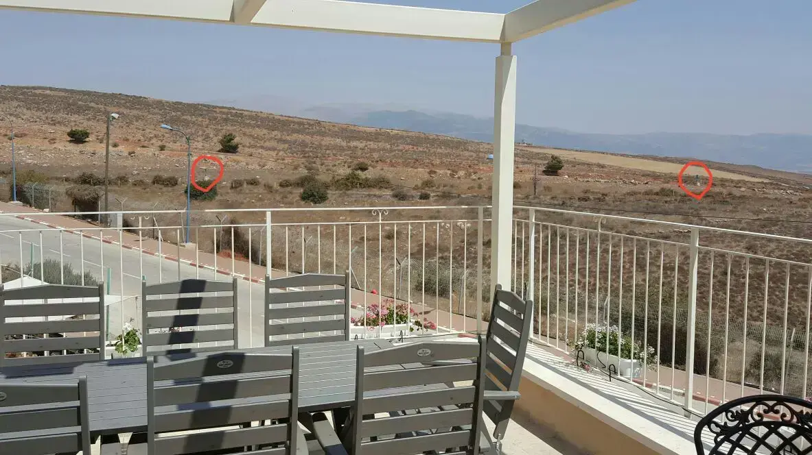 חביות שהאו"ם הציב לסימון הגבול הבינלאומי בין ישראל ללבנון, רחוב הרקפת מטולה. אוגוסט 2016 חביות שהאו"ם הציב לסימון הגבול הבינלאומי בין ישראל ללבנון, רחוב הרקפת מטולה. אוגוסט 2016