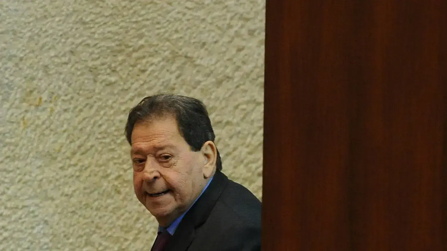 בנימין בן אליעזר בעת ההצבעה על הבחירות לנשיאות