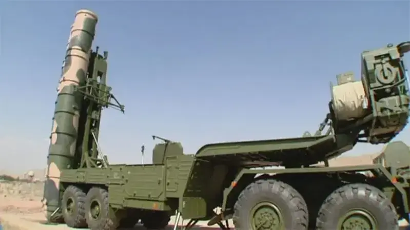 מערכת ה-S-300 שהוצבה בסמוך למתקן הגרעין בפורדו שבאיראן, אוגוסט 2016 מערכת ה-S-300 שהוצבה בסמוך למתקן הגרעין בפורדו שבאיראן, אוגוסט 2016