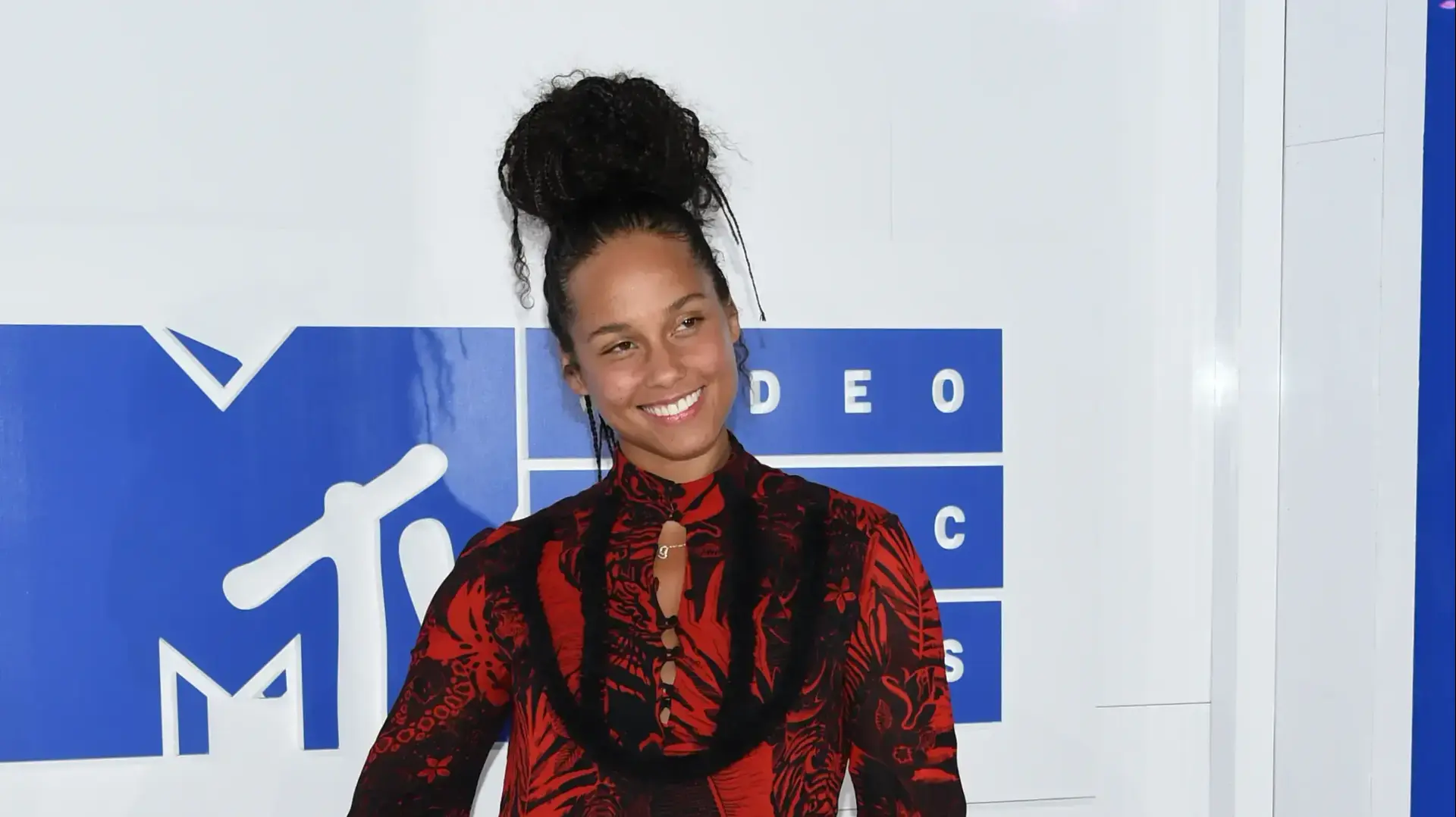 אלישיה קיז לובשת ג'אסט קוואלי בטקס פרסי ה- VMAs, ניו יורק, 28 אוגוסט 2016 אלישיה קיז לובשת ג'אסט קוואלי בטקס פרסי ה- VMAs, ניו יורק, 28 אוגוסט 2016