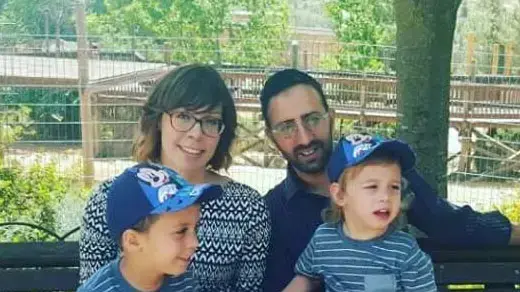 אייטם כפייה של עיריית ירושלים - חנה ואיתמר עם בנם יוסף אייטם כפייה של עיריית ירושלים - חנה ואיתמר עם בנם יוסף