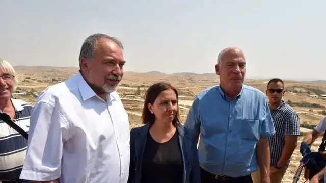 השרים אורי אריאל, גילה גמליאל ואביגדור ליברמן. הפזורה הבדואית בנגב. 29 באוגוסט 2016 השרים אורי אריאל, גילה גמליאל ואביגדור ליברמן. הפזורה הבדואית בנגב. 29 באוגוסט 2016