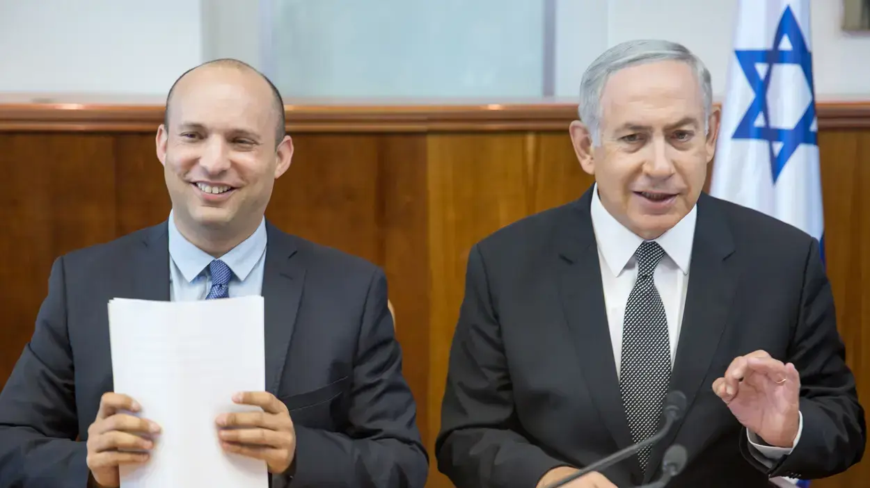 ראש הממשלה בנימין נתניהו ושר החינוך נפתלי בנט בישיבת ממשלה. אוגוסט 2016 ראש הממשלה בנימין נתניהו ושר החינוך נפתלי בנט בישיבת ממשלה. אוגוסט 2016