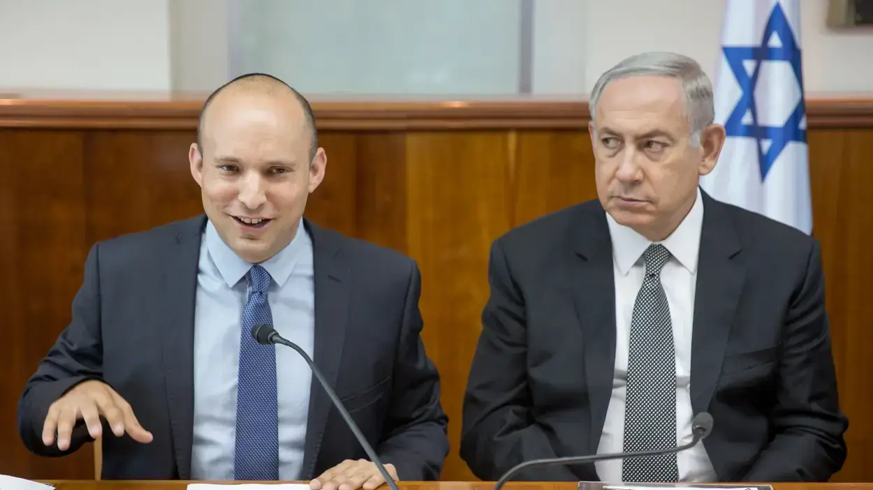 ראש הממשלה בנימין נתניהו ושר החינוך נפתלי בנט בישיבת ממשלה. אוגוסט 2016 ראש הממשלה בנימין נתניהו ושר החינוך נפתלי בנט בישיבת ממשלה. אוגוסט 2016