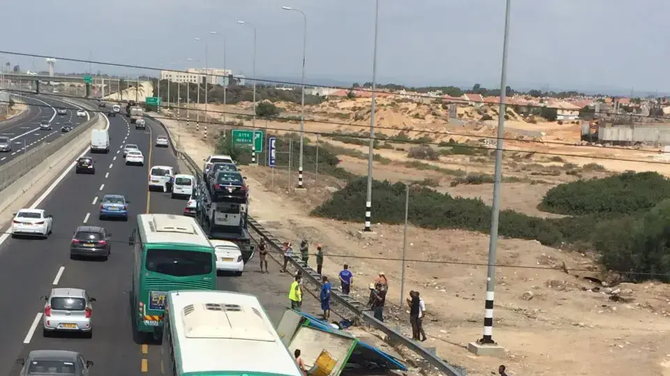 רכב פגע בתחנת אוטובוס, סמוך למחלף אולגה, כביש החוף. אוגוסט 2016 רכב פגע בתחנת אוטובוס, סמוך למחלף אולגה, כביש החוף. אוגוסט 2016