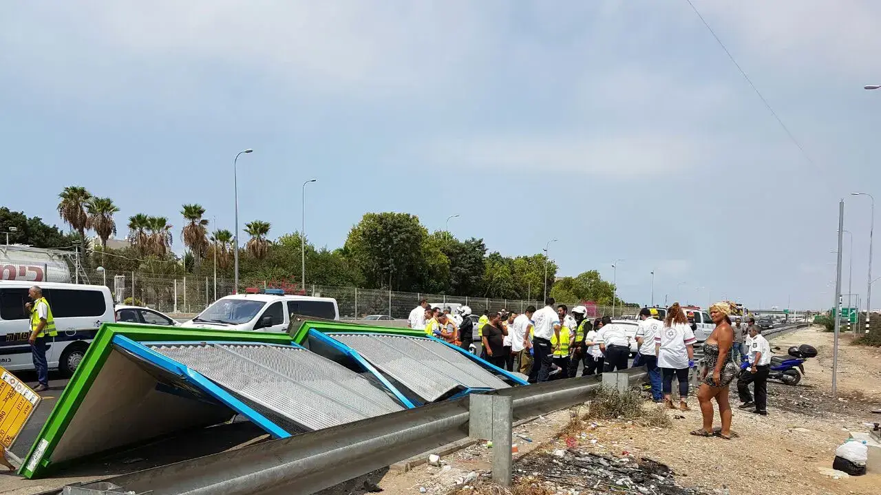 רכב פגע בתחנת אוטובוס, סמוך למחלף אולגה, כביש החוף. אוגוסט 2016 רכב פגע בתחנת אוטובוס, סמוך למחלף אולגה, כביש החוף. אוגוסט 2016
