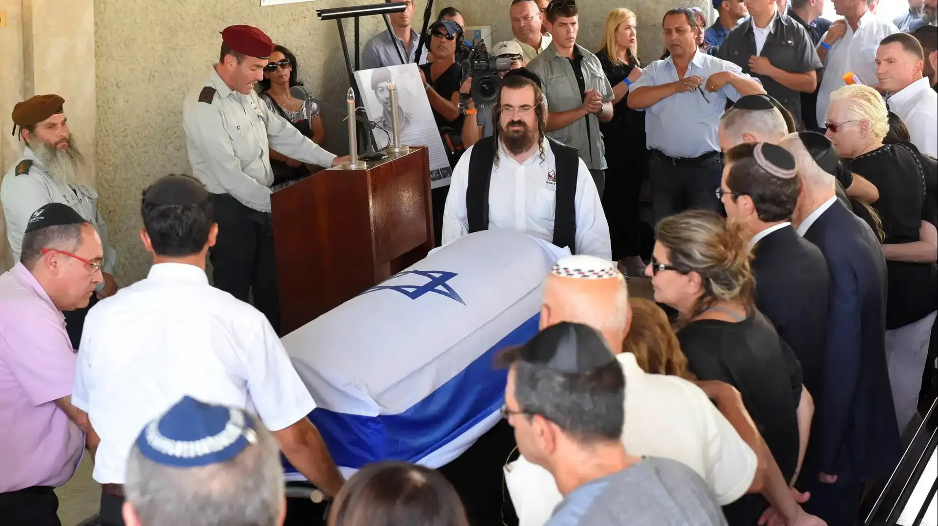 הלוויתו של בנימין בן אליעזר בחולון הלוויתו של בנימין בן אליעזר בחולון