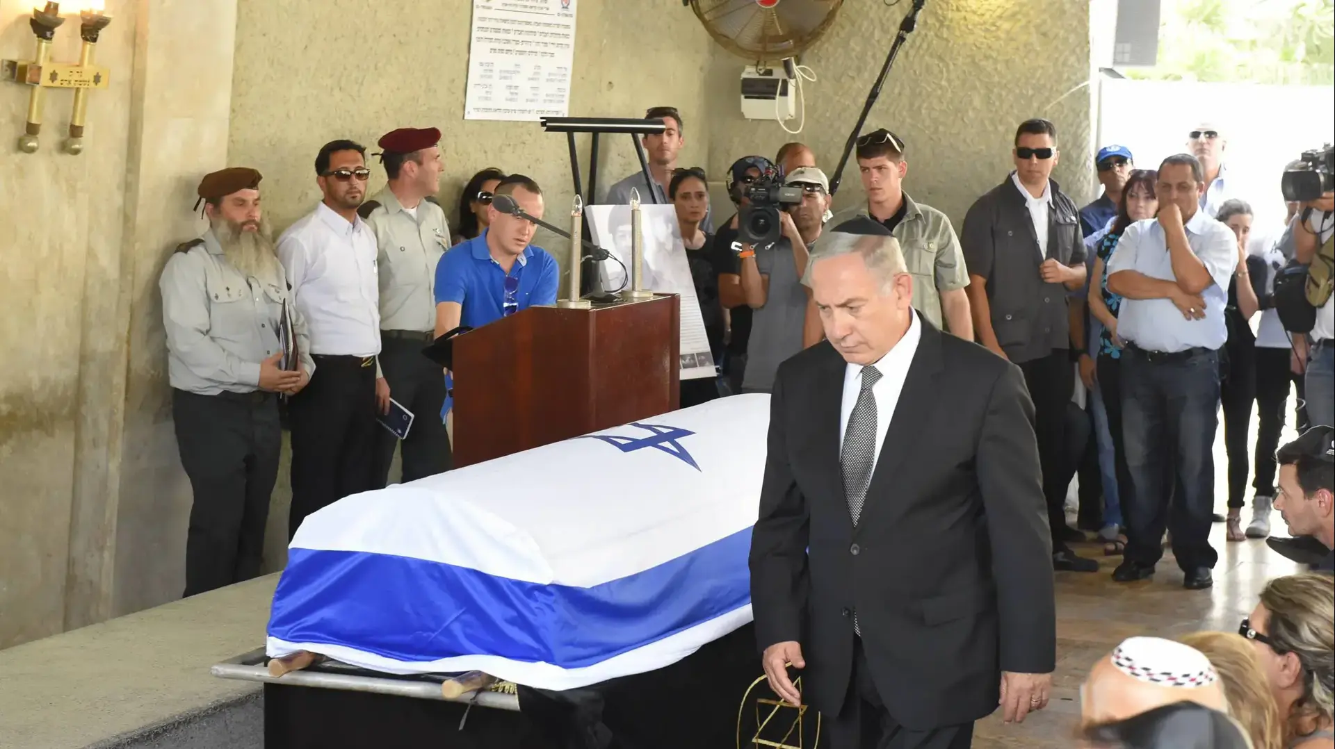 ראש הממשלה בנימין נתניהו בהלוויתו של בנימין בן אליעזר בחולון ראש הממשלה בנימין נתניהו בהלוויתו של בנימין בן אליעזר בחולון