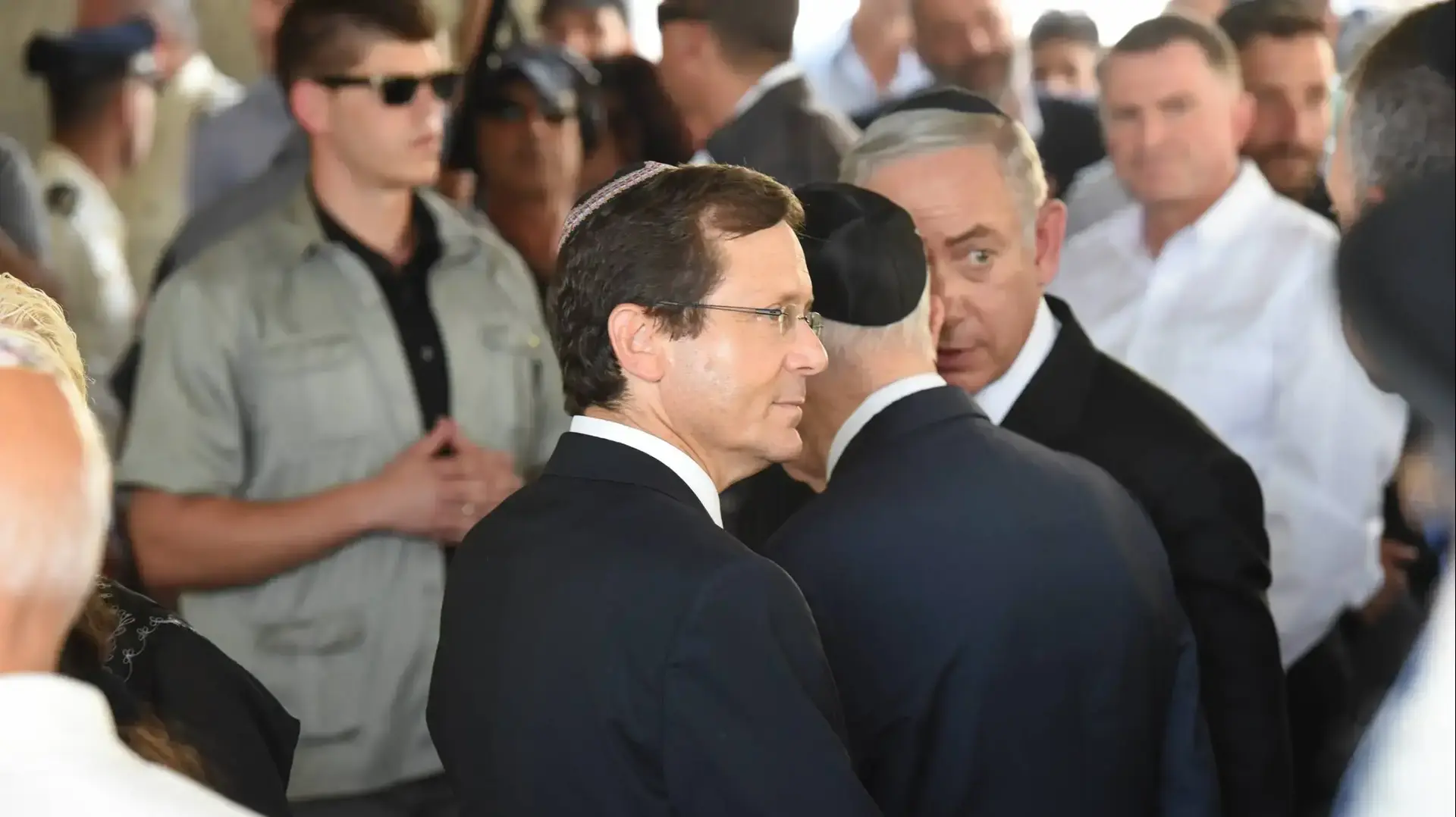 חבר הכנסת יצחק הרצוג בהלוויתו של בנימין אליעזר בחולון חבר הכנסת יצחק הרצוג בהלוויתו של בנימין אליעזר בחולון