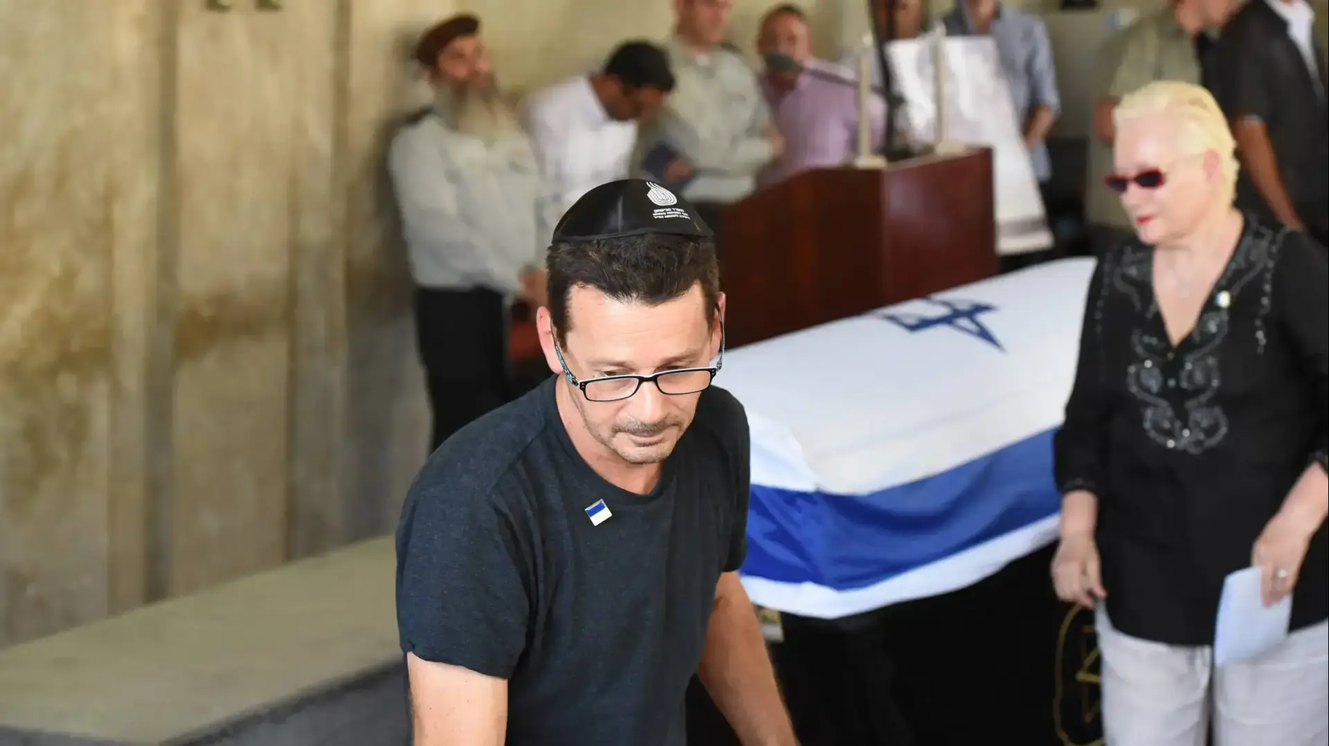 יריב בן אליעזר בהלווית אביו בנימין בן אליעזר בחולון יריב בן אליעזר בהלווית אביו בנימין בן אליעזר בחולון