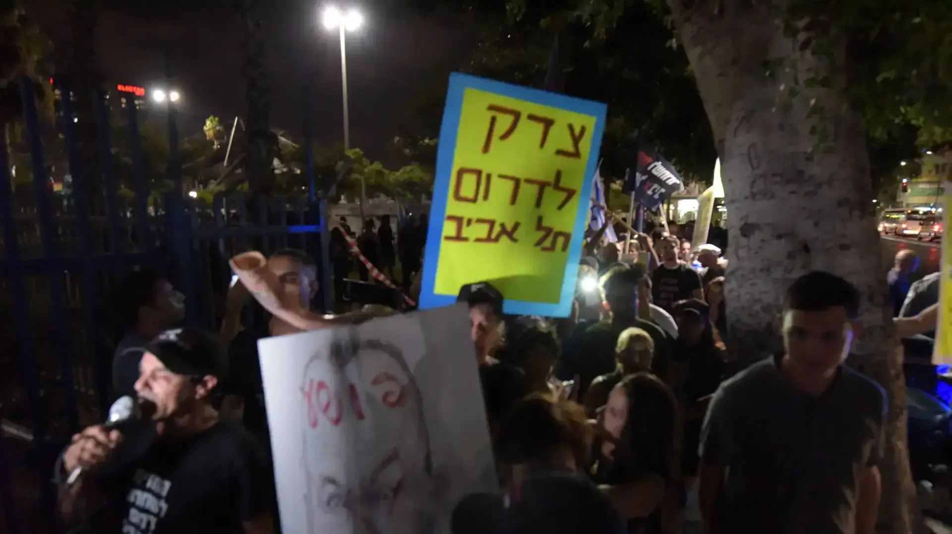 הפגנה  גינת לוינסקי  בעניין הכוונה לסגור את בית הספר שבח מופת