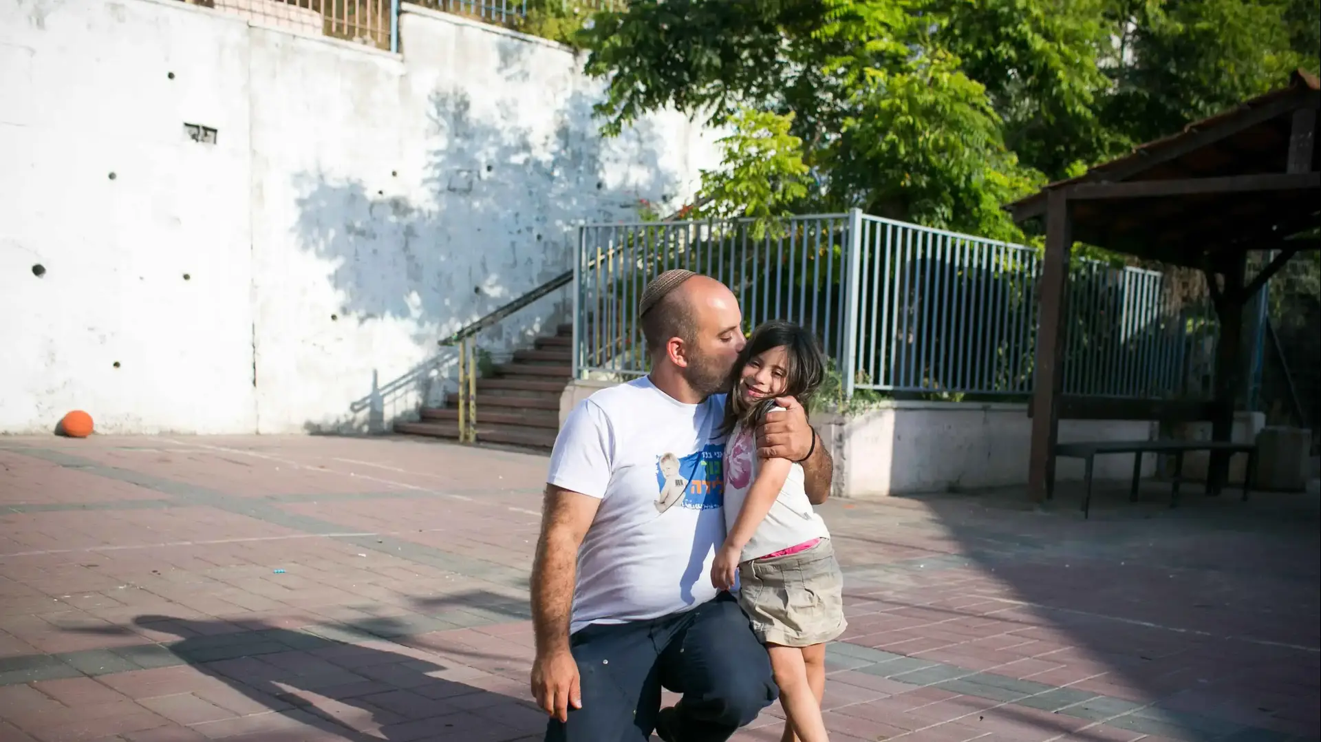 הילדה שירה מתכוננת לכיתה א הילדה שירה מתכוננת לכיתה א