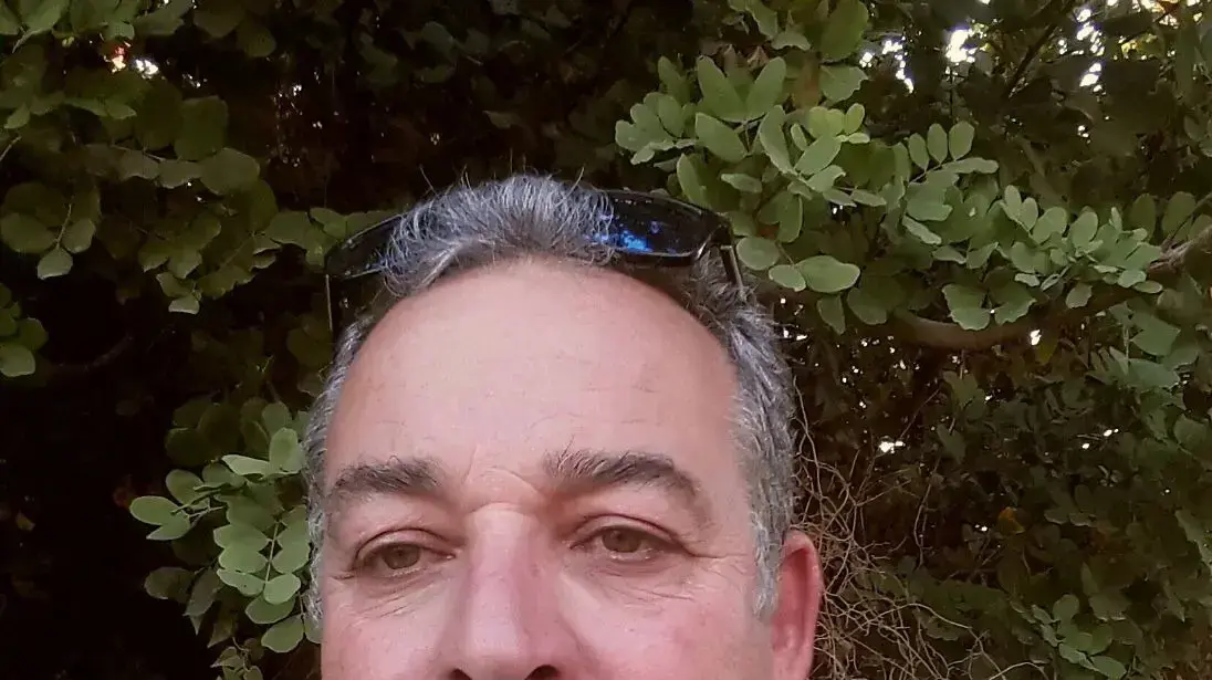 גדי שבתאי, תושב ראש הנקרה שחלה בעקבות אכילת נקניקים פגומים של "יחיעם". 31 באוגוסט 2016 גדי שבתאי, תושב ראש הנקרה שחלה בעקבות אכילת נקניקים פגומים של "יחיעם". 31 באוגוסט 2016