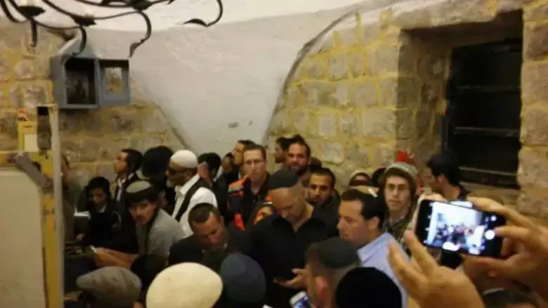 מתפללים בקבר יוסף, שכם, 1 בספטמבר 2016 מתפללים בקבר יוסף, שכם, 1 בספטמבר 2016