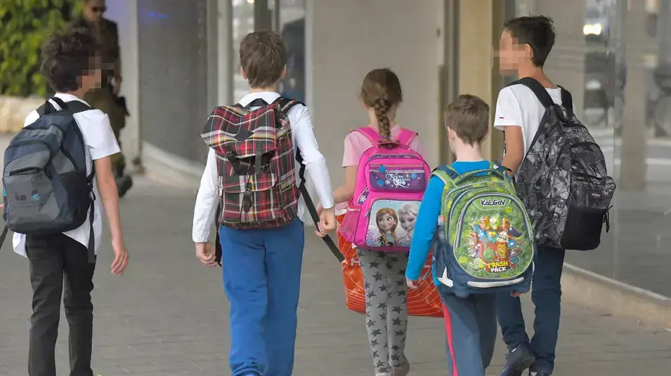 תמונות אילוסטרציה של ילדים הולכים לבית ספר בצפון הישן בתל אביב תמונות אילוסטרציה של ילדים הולכים לבית ספר בצפון הישן בתל אביב