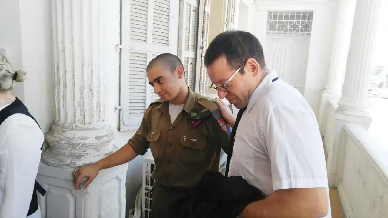 אלאור אזריה ועורך דין בסרגליק  בכניסה לבית המשפט ביפו