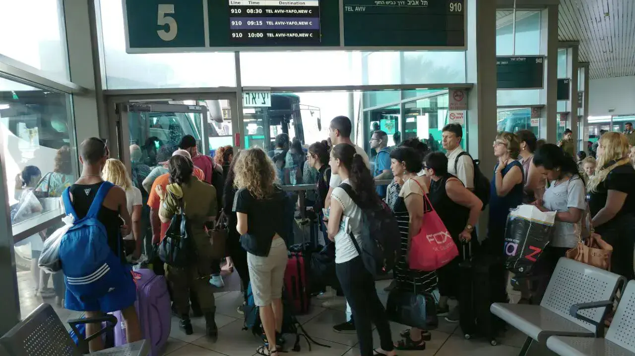 תורים ארוכים בתחנת האוטובוס לתל אביב בתחנה המרכזית חוף הכרמל, ספטמבר 2016 תורים ארוכים בתחנת האוטובוס לתל אביב בתחנה המרכזית חוף הכרמל, ספטמבר 2016