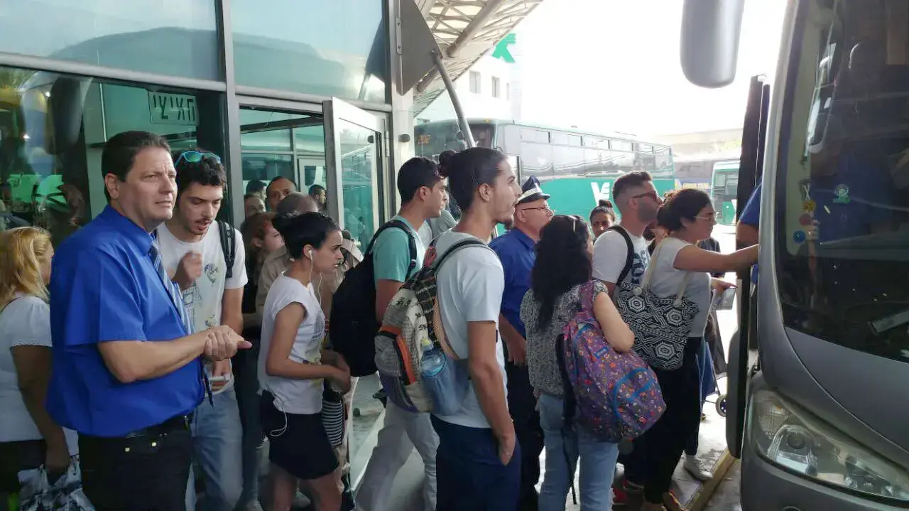 תורים ארוכים בתחנת האוטובוס לתל אביב בתחנה המרכזית חוף הכרמל, ספטמבר 2016 תורים ארוכים בתחנת האוטובוס לתל אביב בתחנה המרכזית חוף הכרמל, ספטמבר 2016