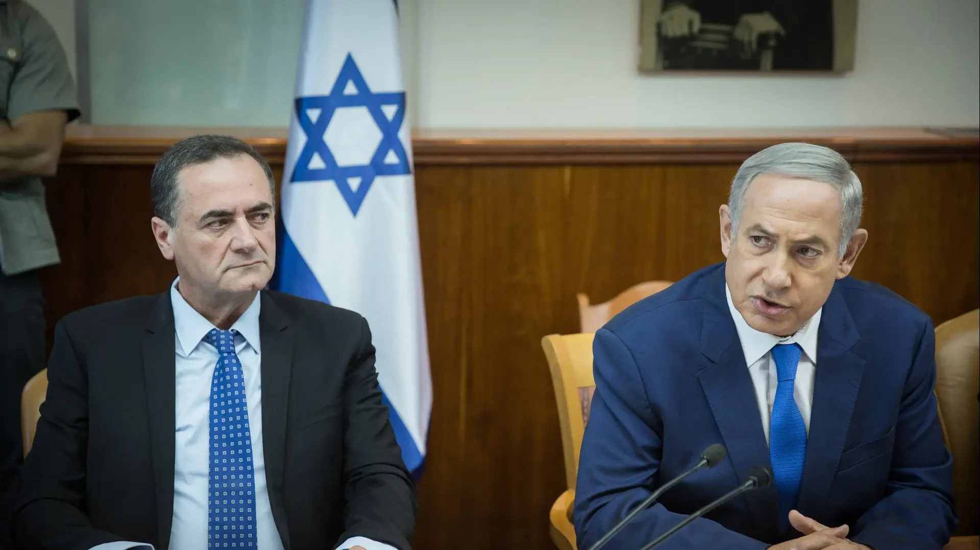 ראש הממשלה בנימין נתניהו ושר התחבורה ישראל כץ. ישיבת ממשלה 4 בספטמבר 2016 ראש הממשלה בנימין נתניהו ושר התחבורה ישראל כץ. ישיבת ממשלה 4 בספטמבר 2016