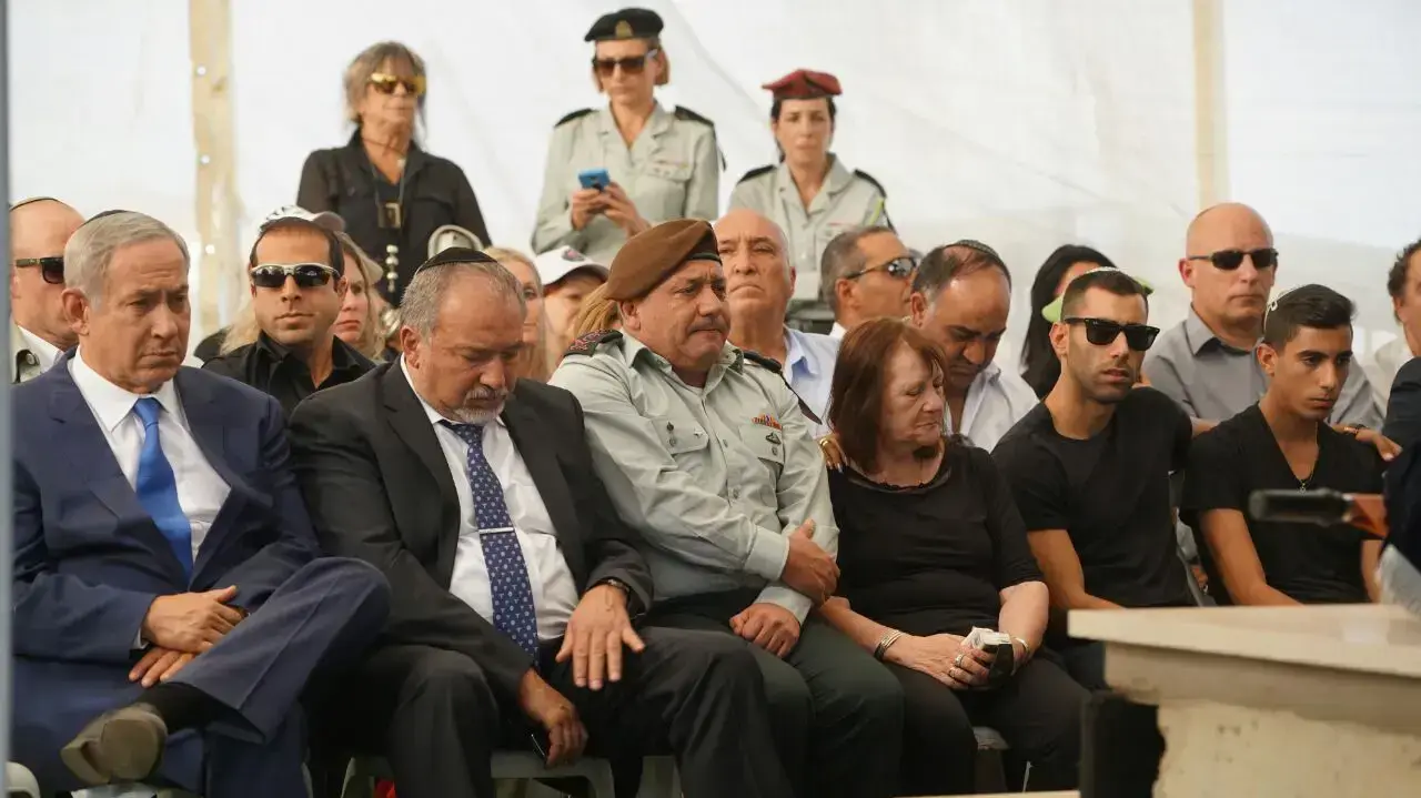 אביגדור ליברמן ובנימין נתניהו בהלוויתו של הרצל שאול בפוריה עילית