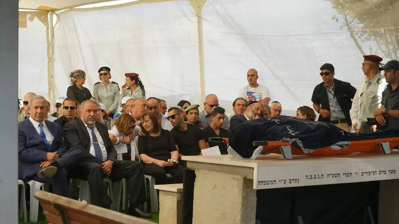 אביגדור ליברמן ובנימין נתניהו בהלוויתו של הרצל שאול בפוריה עילית אביגדור ליברמן ובנימין נתניהו בהלוויתו של הרצל שאול בפוריה עילית