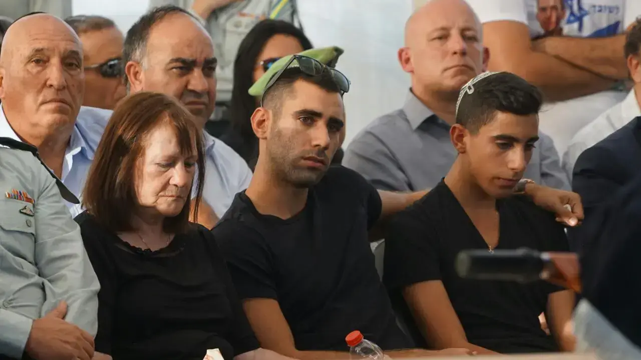משפחתו של אורון שאול בהלווית אביו הרצל שאול בפוריה עילית
